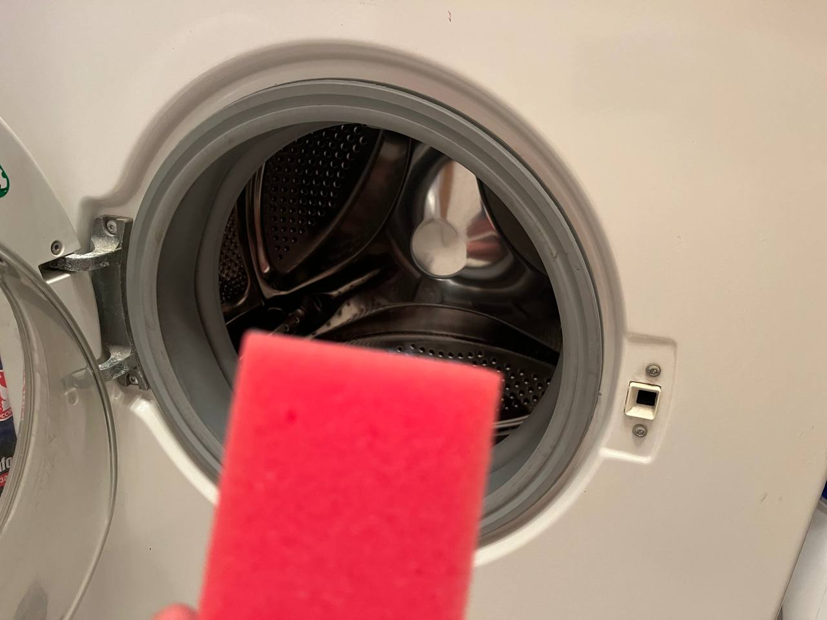  Пару раз я слышала от соседок, что во время стирки они любят кидать в барабан губку. Сначала я решила, что это шутка, но рискнула попробовать сама - и не прогадала. В чем секрет?-2