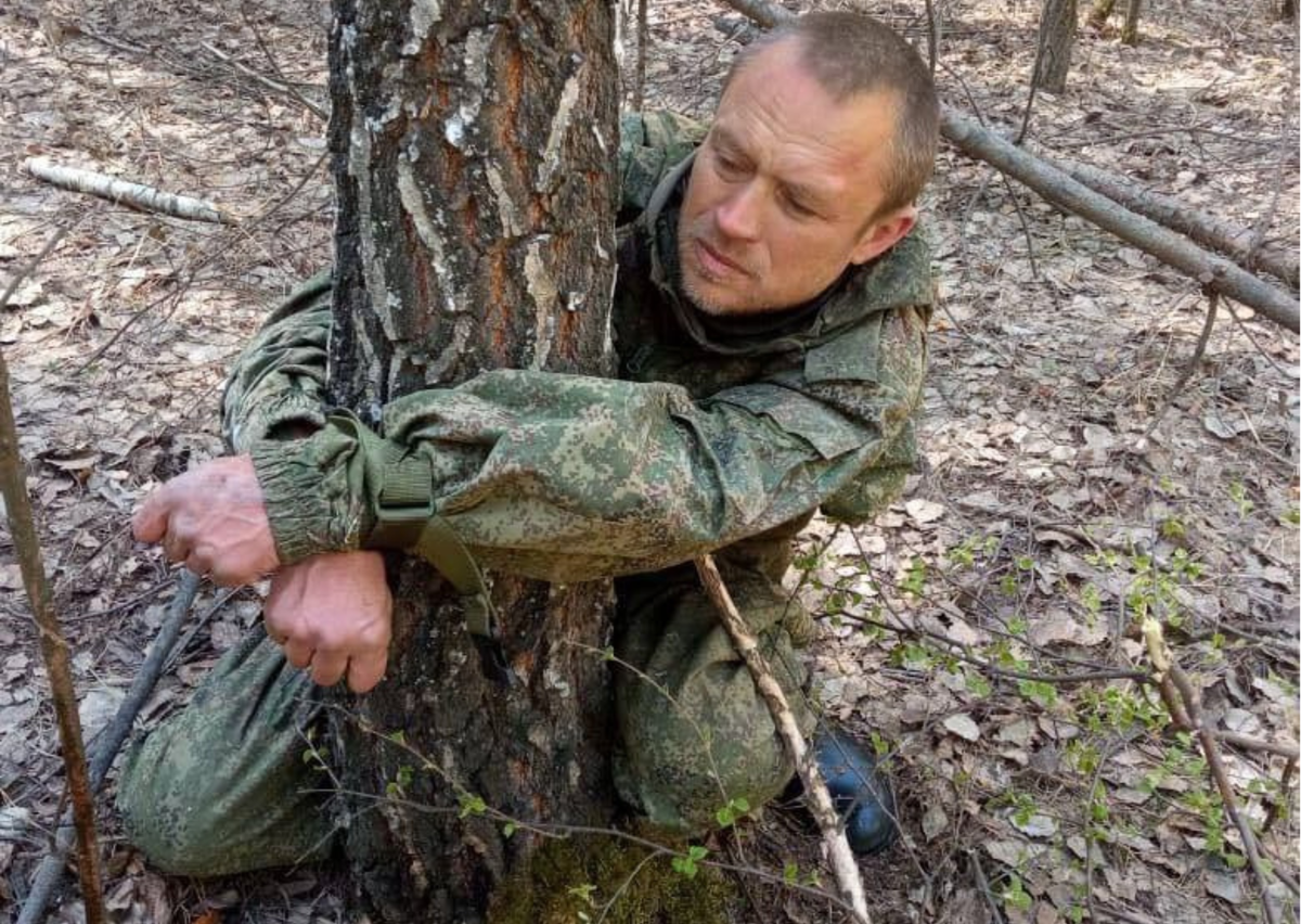 Парня привязали к дереву