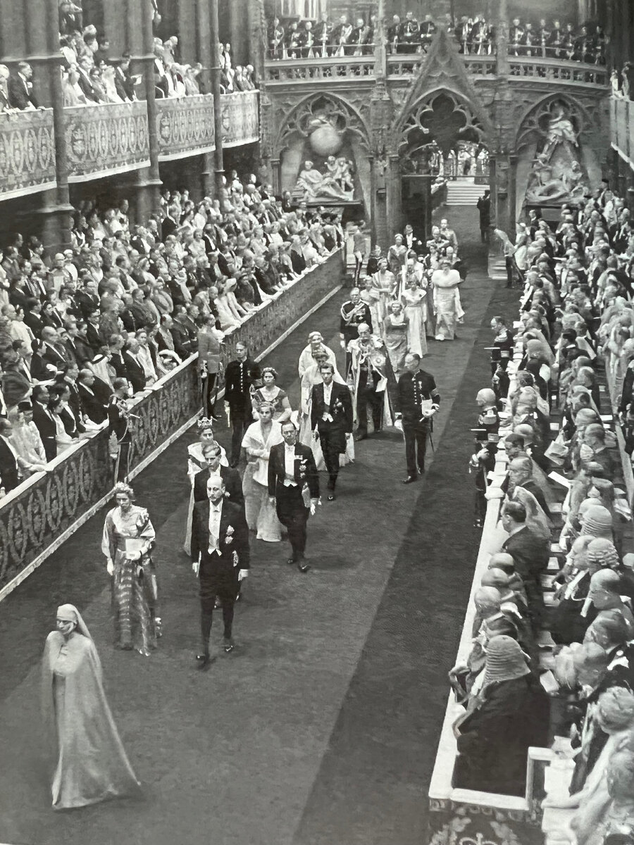 Алиса в монашеском одеянии во время коронации королевы Елизаветы II в Вестминстерском аббатстве. 1953 год. За принцессой Алисой следуют Теодора и Бертольд Баденские и их сын Макс; Маргарита и Фридель Гогенлоэ и их дочь Беатрикс; Софи и Георг Вильгельм Ганноверские и ее дочь Криста Гессенские; и принц и принцесса Георг Греческие (принц Георг в мантии ордена города Бат). Фотография из открытого источника. 
