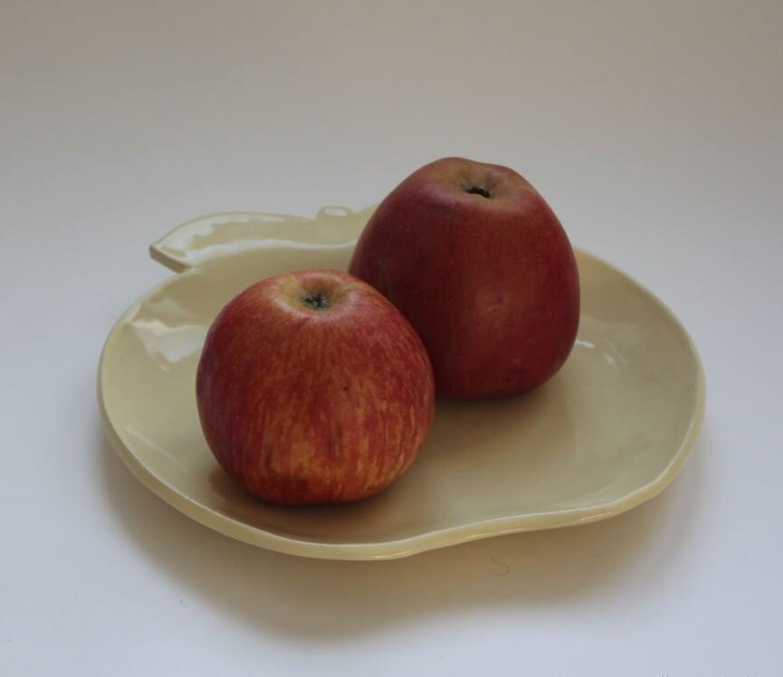 яблоки лежали на столе