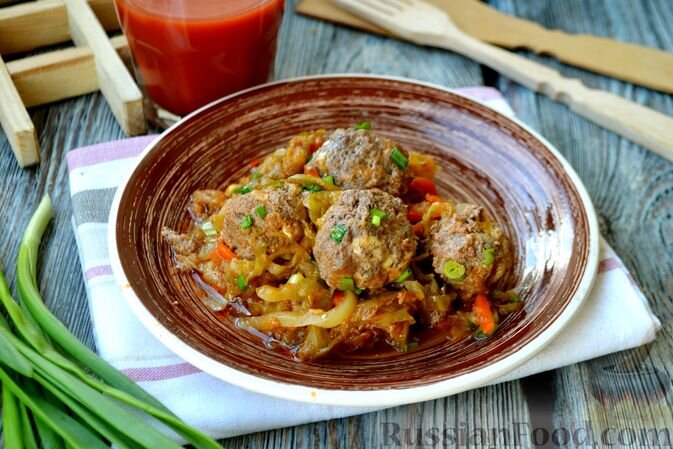 капуста белокочанная, фарш мясной, морковь, перец сладкий, яйца, сок томатный, томат-паста, сметана, соль, перец молотый, чеснок, масло растительное, лук зелёный