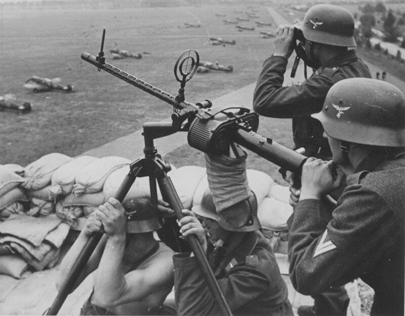 Пулемет MG 15 и солдаты авиаполевой дивизии.