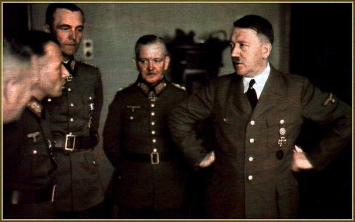 Фридрих Паулюс (третий слева), Вильгельм Кейтель (в центре) и Адольф Гитлер после церемонии награждения. Фотография в свободном доступе.