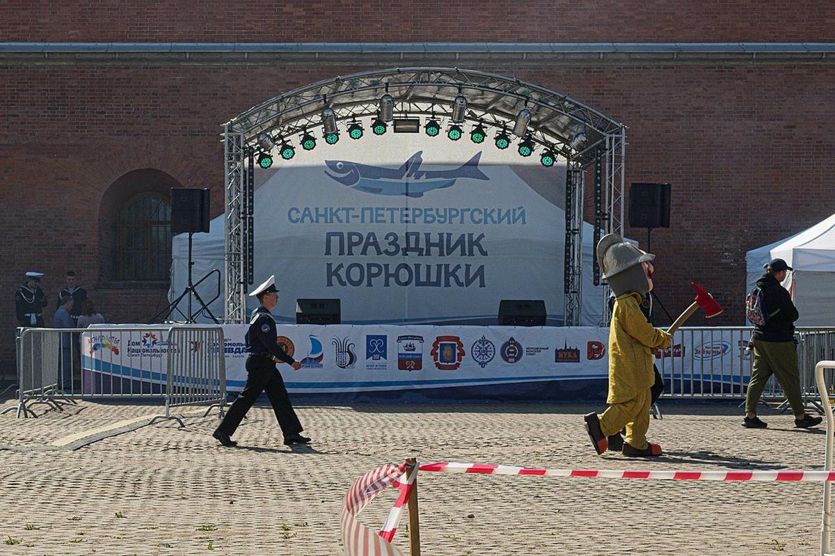 Праздник корюшки в Петропавловке. Фестиваль корюшки на Петропавловке. Праздник корюшки Санкт-Петербург у Петропавловской крепости. Зоопарк возле Петропавловской крепости.