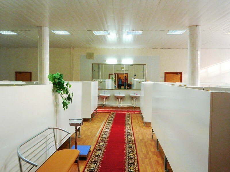 Люкс 80х - отдельные "купешки" для переодевания и подготовки к Бане, красные ковровые дорожки