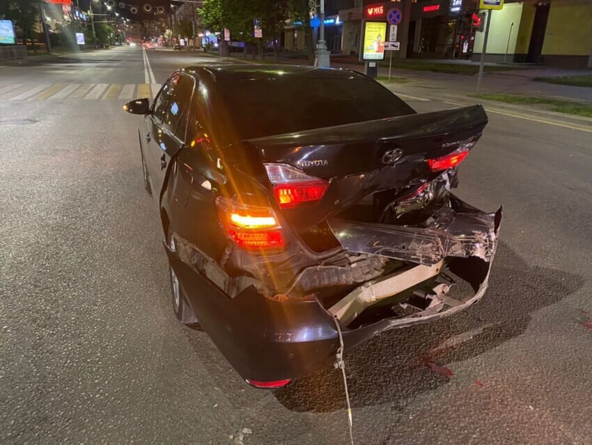 Въехавший в центре города в «Тойоту Камри» воронежец отказался от ...