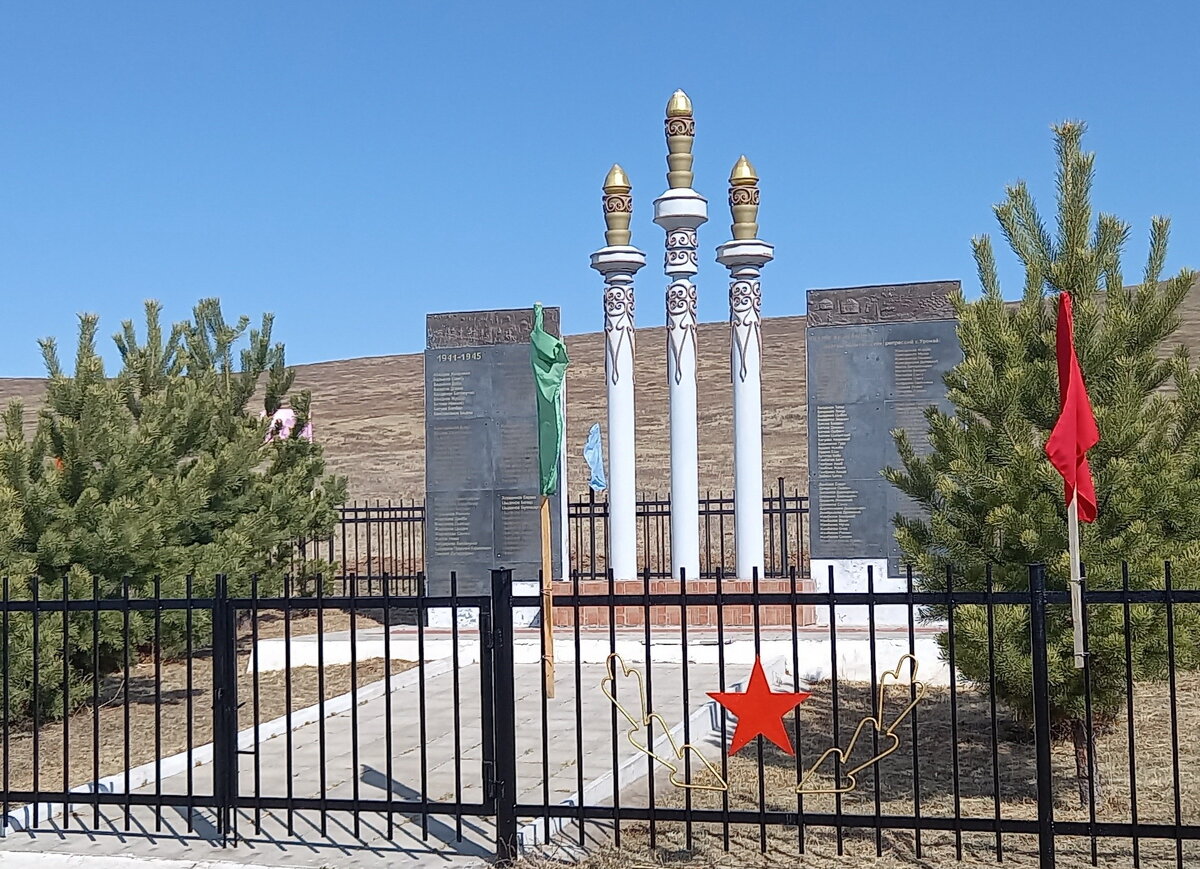                Памятник воинам - землякам, уронайцам, и репрессированным 