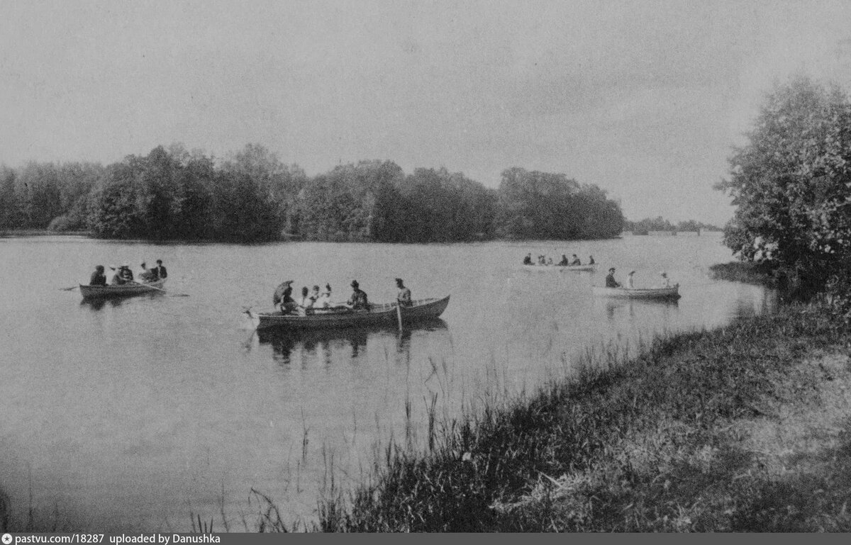 Большой Садовый пруд в 1911 году. Вид в сторону современных улиц Большой Академической и Прянишникова. Из семейного архива Величко и Мелик-Мартиросян. С сайта www.pastvu.com.