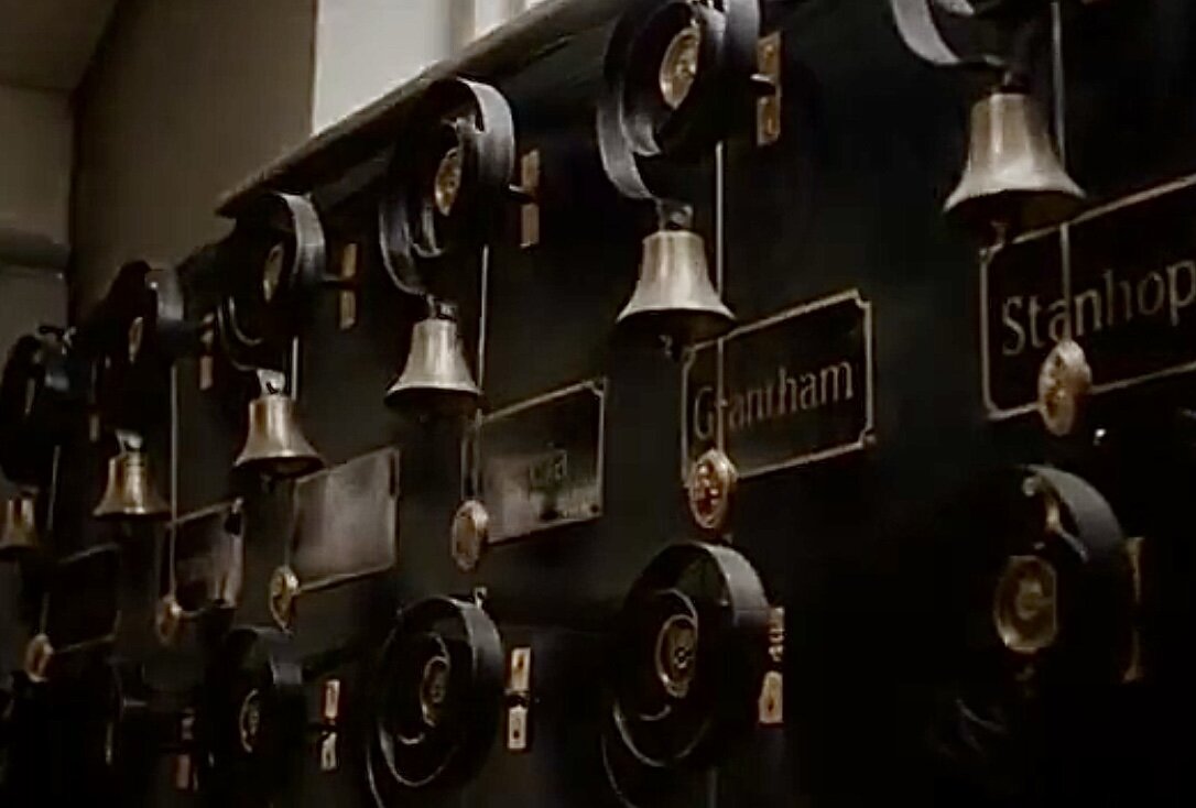 Каждый колокольчик обозначает определенную часть дома. Так хозяева могли дать понять слугам, что им что-то необходимо.