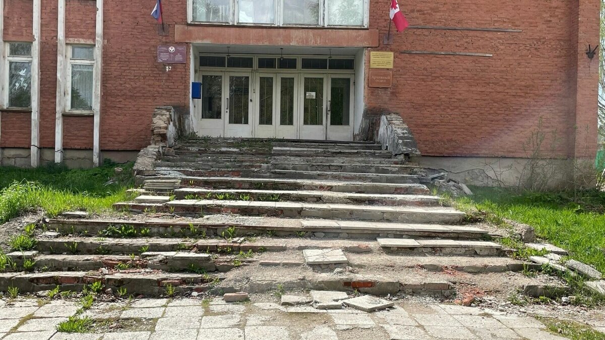     В соцсетях жители Глазовского района сообщили о плохом состоянии здания архивного отдела, который располагается в поселке Яр.
