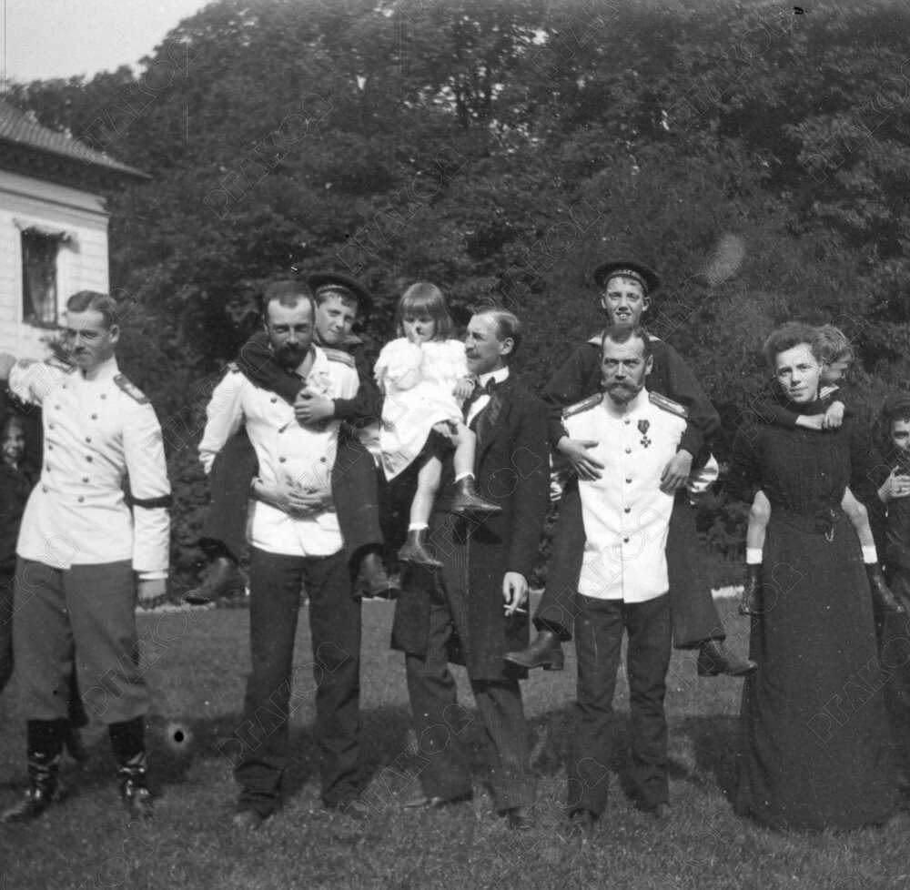 Великие князья Михаил Александрович, Александр Михайлович, греческий принц Николай, император Николай II и великая княгиня Ольга Александровна и другие Российская империя. 1900-е
Фотограф не установлен 
РГАКФД. Ал. 653 сн. 7
