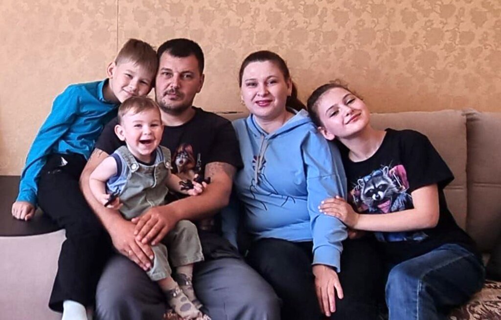 В Тверской области многодетной семье Воскреснских дали четырёхкомнатную квартиру