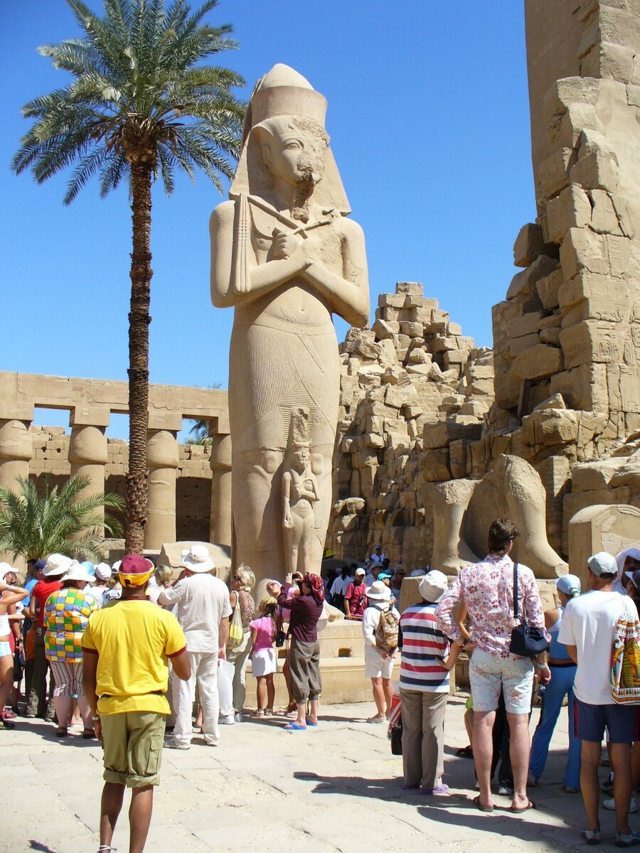 В Египте туристов всегда привлекали и памятники древней цивилизации - пирамиды и старинный город Луксор.