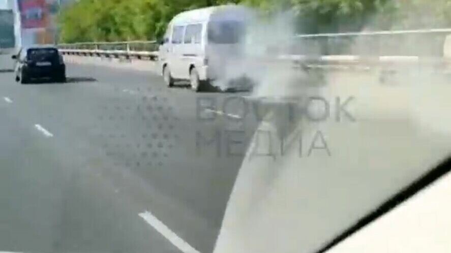     Водитель за рулём крайне убитого транспорта устроил дымовое шоу на одной из оживлённых дорог дальневосточной столицы. Такой «туман» совершенно не понравился идущим позади авто.