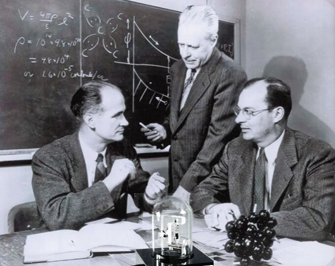 Учёные Уильям Шокли, Джон Бардин и Уолтер Брайттейн, которые изобрели транзистор.