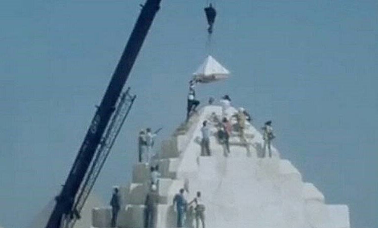 Строительство пирамиды японцами.
Источник фото: https://history.eco/wp-content/uploads/2021/02/zas.jpg
