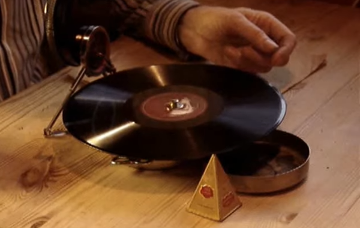 Дорожный патефон в действии. Кадр из видеоролика.