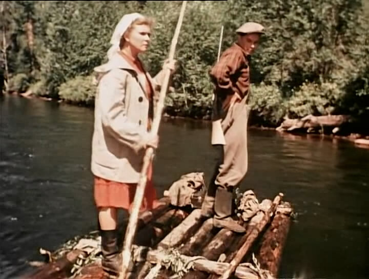 Сазонов и Седых сплавляются по сибирской реке. Кадр из фильма «Случай в тайге»