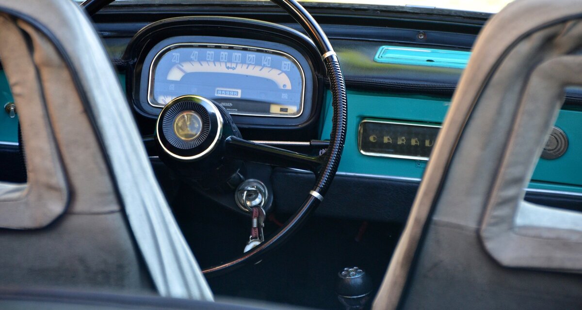     Что делать, если дверь авто захлопнулась, а ключи остались в салоне