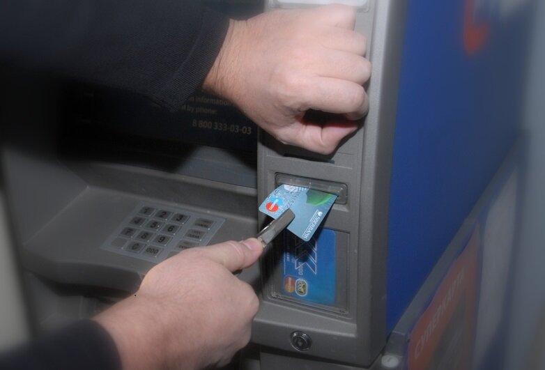 В Тверской области житель Удомли не отправил мошеннику 600 тысяч, т.к. банкомат съел карту