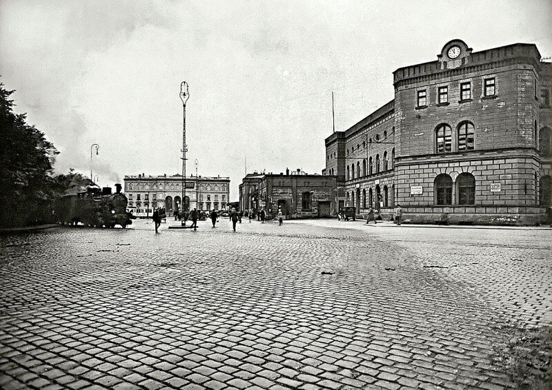 Для ценителей истории подкину фото старого южного вокзала. Это район современной улицы Полоцкой. Не узнаёте? И не узнаете, от всего этого не осталось ни…чего.Фото из интернет.
