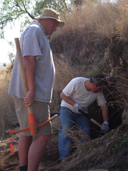 Алексей Тесленко и Дмитрий Павлов на склоне Эль Торо. Изображение взято из книги А. Ю. Склярова «Древняя Мексика без кривых зеркал», издательство ВЕЧЕ, 2009
