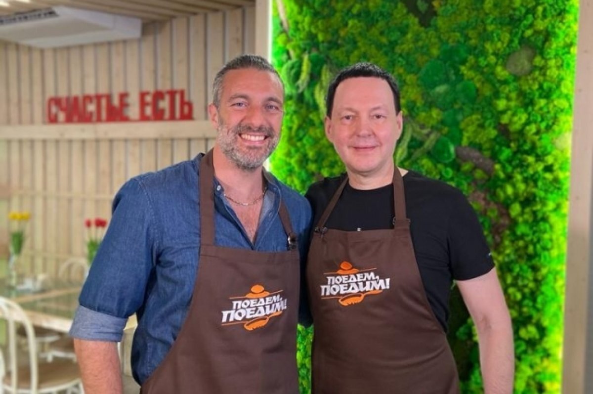    Пермский предприниматель Алексей Субботин вместе с ведущим Федерико Арнальди готовил закуски, посекунчики, горячие блюда и десерты с добавлением прикамских дикоросов.