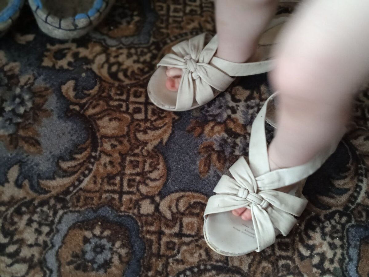 Башмаки, конечно, жмут слегка в коленках, но ради красоты Ваня готов потерпеть. 