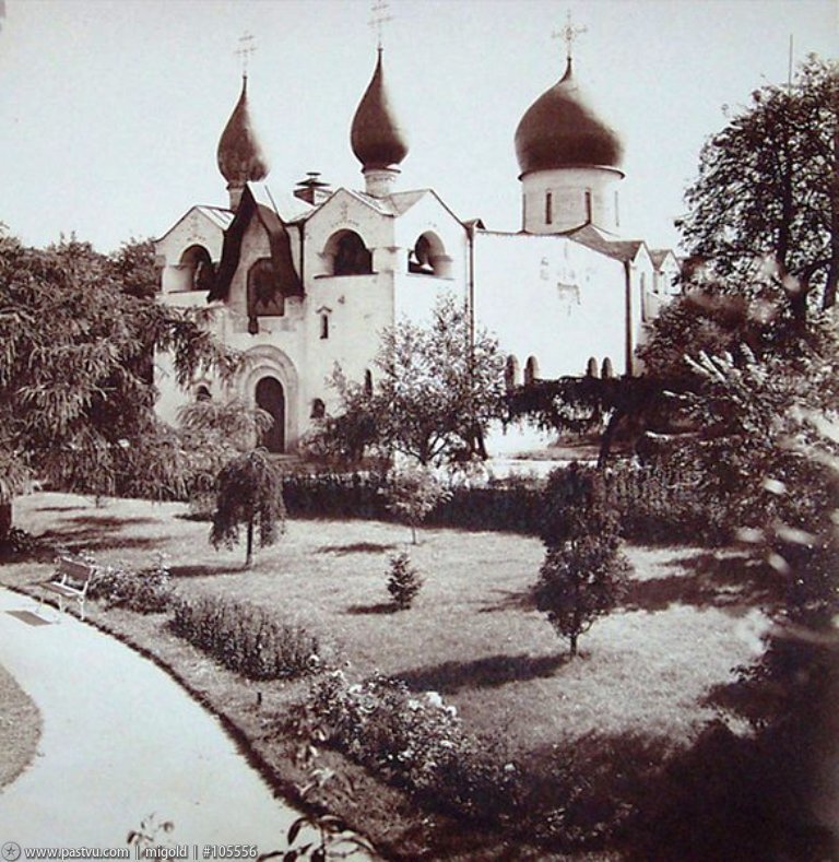 Матушка Надежда
...В первый раз я в обитель попала в 1909 году, еще собора не было — одна церковь Марфы и Марии, маленькая. Служили всенощную. Великая Княгиня в белом, сестры в белом, батюшка — в голубом облачении. Стояла, не помня себя, как будто вижу видение, домой бежала, обливаясь слезами. Впустили меня: «Ты где была?» — не знаю, где была, на земле ли, — и стала в обитель бегать. А когда решилась к ним проситься, батюшка мне: «Да, мы принимаем». Я к маме: «Я поступила в обитель!» — а мама была строгая и властная: «Что? Этого не будет!» Я опять к батюшке. Он говорит: «Нет, без родительского благословения не можем взять». Казанской Богоматери я тогда молилась — подставлю стул к образу: «Что же, Ты меня не слышишь, что ли?» — вот дура-то была! Мама срочно квартиру новую сняла — с Якиманки на Малую Бронную переехали, подальше от обители. И семь лет я в обитель бегала, денег на трамвай не брала. Как только речь о поступлении, мама: «Иди на все четыре стороны, ты мне не дочь!» И всегда меня матушка подзовет, утешит: «Зиночка, будешь в обители, ты не беспокойся!» — и всегда: «Зиночка...» Какая я ей Зиночка — такое высокое лицо, не только настоятельница — Великая Княгиня. Что я ей — чужая девчонка бегала (правда, каждый день бегала — на работу иду, зайду, хоть мне не по дороге, до «Отче наш» достою; с работы — иду).

Какую наша матушка жизнь вела! Подражала преподобным, тайно носила власяницу и вериги, спала на деревянной лавке. Однажды к ней одна из новеньких сестер среди ночи вбежала (матушку разрешалось в любое время звать в случае необходимости) и увидела, как она «отдыхает». Матушка ей только одно сказала: «Душенька, когда входишь, надо стучать». Сестры у нас были всех званий и состояний: и княжны, и из деревни, и всем в начале — общее послушание, хоть и княжна: полы мыть, посуду, картошку чистить — потом уж по уму-разуму определяли. Пост у нее был круглый год, и рыбу не ела. По великим праздникам, когда архиереи съезжались, положит себе на тарелку кусочек. В двенадцать часов ночи, после дневных трудов вставала на молитву, потом обходила свою больницу. Кому-нибудь из больных плохо — оставалась рядом, ухаживала до утра. Умирали все только на ее руках. И Псалтирь ночами по усопшим читала одна. Как-то картошку перебирать, сестры заспорили, никому не хочется, — матушка молча оделась и пошла сама. Тогда уж за ней все побежали. Молитвенница она была особенная — стояла на молитве, не шелохнувшись, как изваяние. Часто видели ее во время службы в слезах. Она потом сделала подземный храм, посвященный Небесным Силам бесплотным, прямо под алтарем, и во время Литургии уходила туда, чтобы ее не видели...

Воспоминания матушки Надежды (Зинаиды Бреннер),
"Золотой святыни свет".