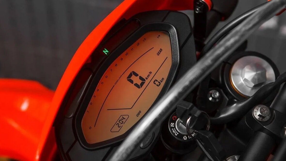 Приборная комбинация оформлена по-спортивному.