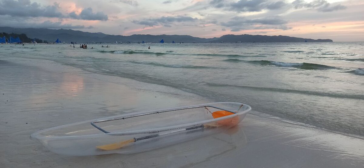 Прозрачная лодка на белом песке Боракая - листайте галерею