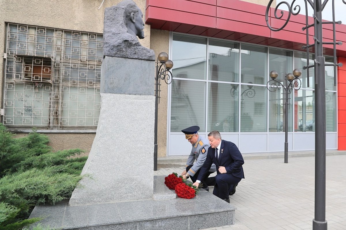    В Волгограде губернатор поздравил сотрудников УФСБ со 105-летием ведомства