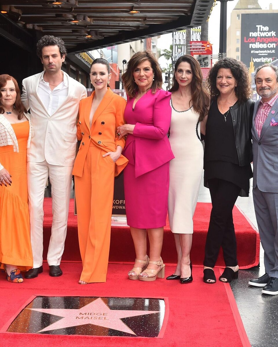 Компанию актрисе составили коллеги по сериалу Алекс Борштейн (Alex Borstein), Люк Кирби (Luke Kirby), Каролин Аарон (Caroline Aaron), Марин Хинкл (Marin Hinkle), Дебра Бирнбаум (Debra Birnbaum), Кевин Поллак (Kevin Pollak)