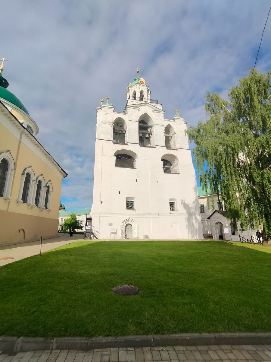 На территории Ярославского музея. Фото автора.