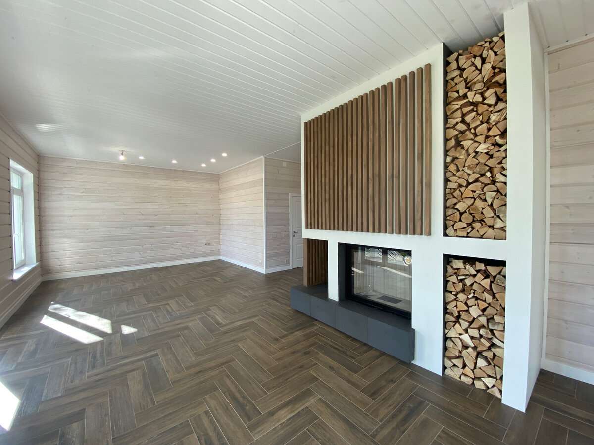 Кухня-гостиная с авторским камином в коттедже "Ранчо"