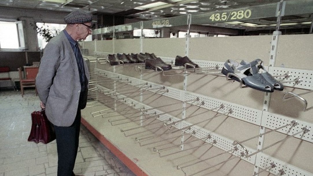 Пустые полки в одном из универмагов столицы, 1990 год. Фото из открытых источников