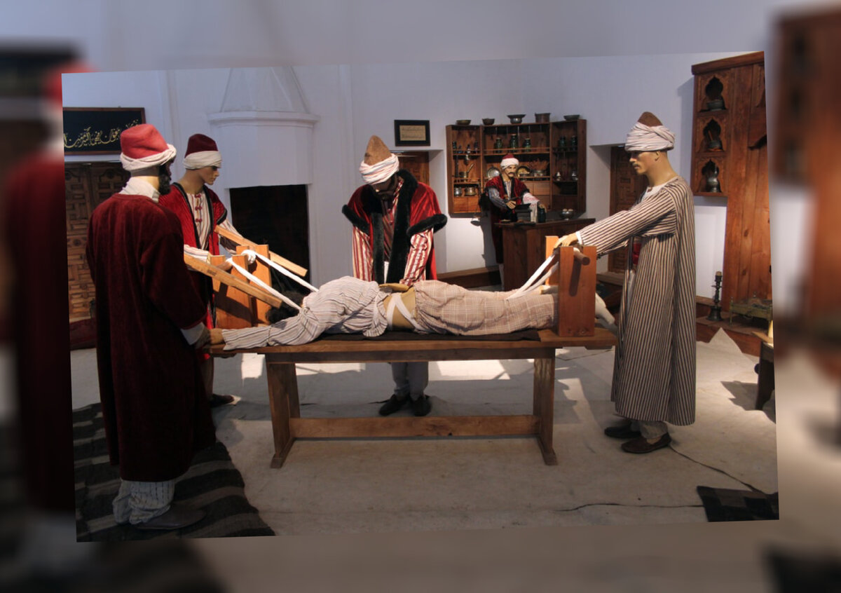 Экспозиция в Медицинском музее султана Баязида II в Эдирне. Примерно такую процедуру пришлось пройти Шехзаде Джихангиру в детстве