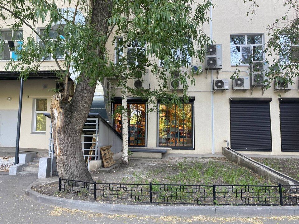    за окном - магазин косметики и парфюмерии. Егор ПОБЕРЕЙ