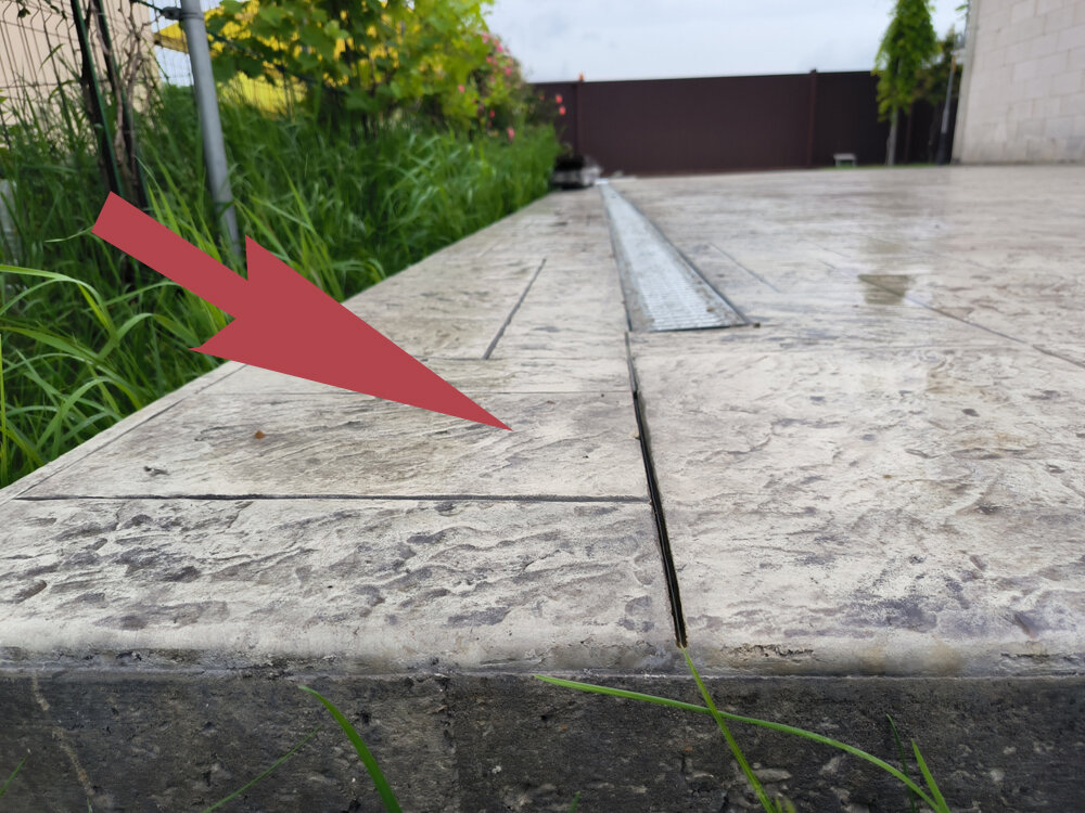 Не показалось. У этой секции бетона и у дренажного канала странные уклоны.