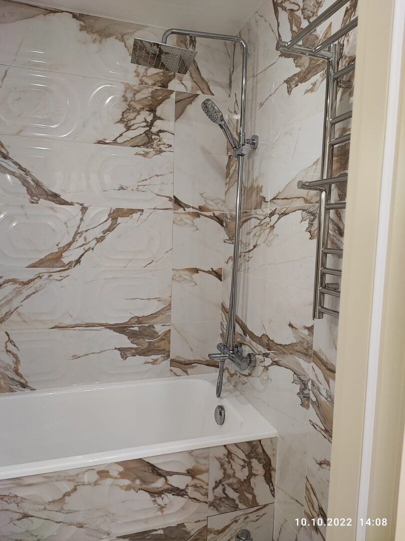 Керамическая плитка — это не только практичный и устойчивый материал для облицовки стен ванной комнаты, но также и идеальный способ добавить стиль и элегантность этому пространству.-2