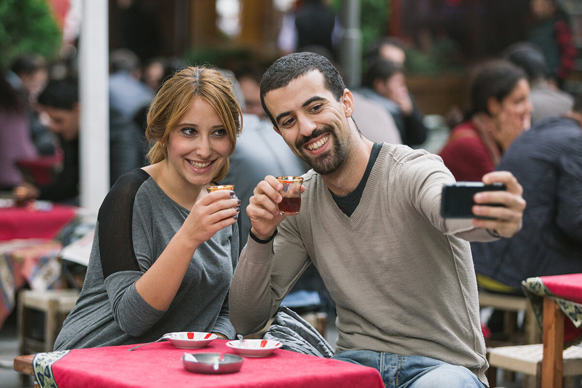 Turkish couples. Турция люди. Дружелюбные турки. Турецкий общение. Турецкие мужчины и женщины.