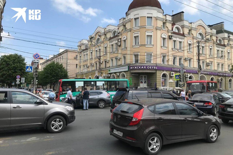    В аварии с маршруткой в центре Рязани пострадали два человека