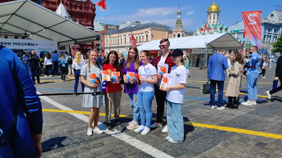 Авторы книги "Путеводитель для детей и от детей по всей России"Путешествие в конверте" дают интервью Первому каналу