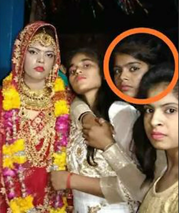 Одна из немногих фото со свадьбы. Невеста и ее сестра