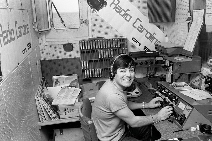 Тони Блэкберн начал свою карьеру на Radio Caroline, которое до сих пор вещает с MV Ross Revenge