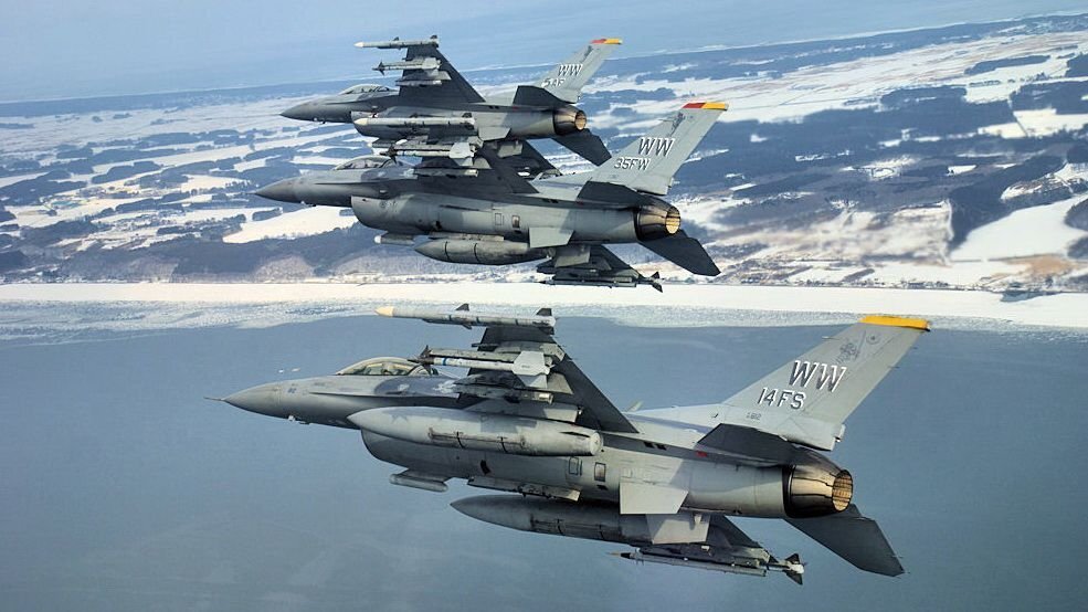 Группа истребителей F-16 ВВС США совершает разворот над авиабазой Мисава, 2009 год. Фото: commons.wikimedia.org