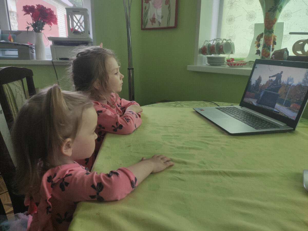 Младшая, хоть и не до конца понимала суть, но тоже смотрела!