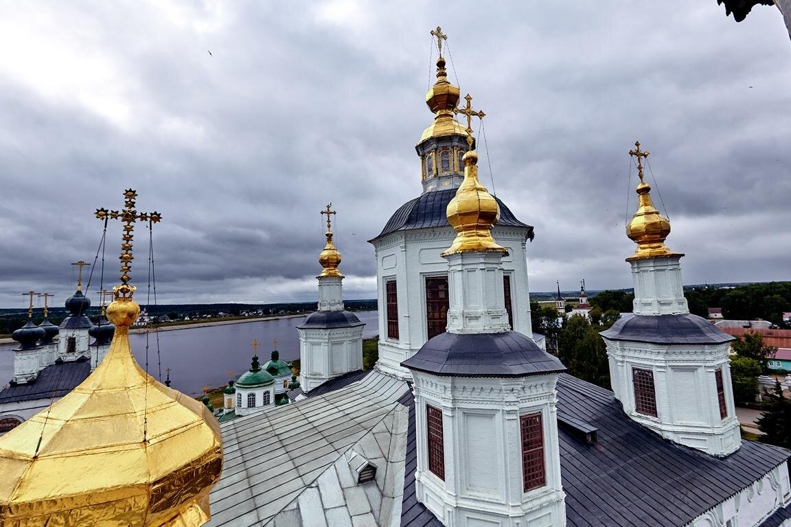 В России существует традиция отмечать третий день Пятидесятницы, также известный как Троица.   3 июня это время, когда люди посещают могилы своих близких и молятся за них.