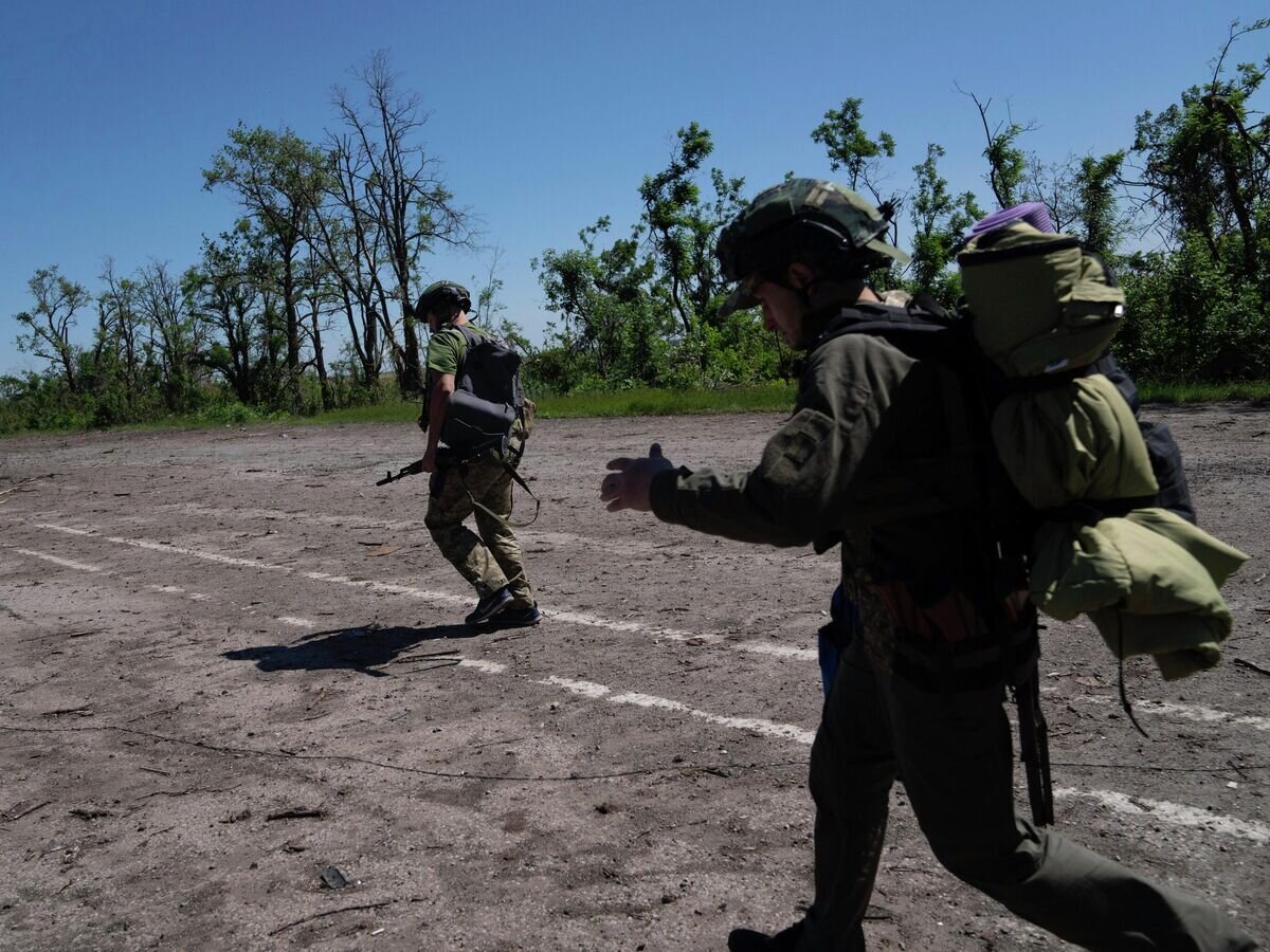    Украинские военнослужащие© AP Photo / Evgeniy Maloletka