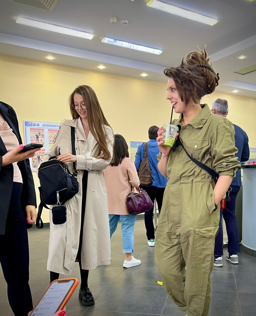 На заднем плане проходят вертушку наши соперники